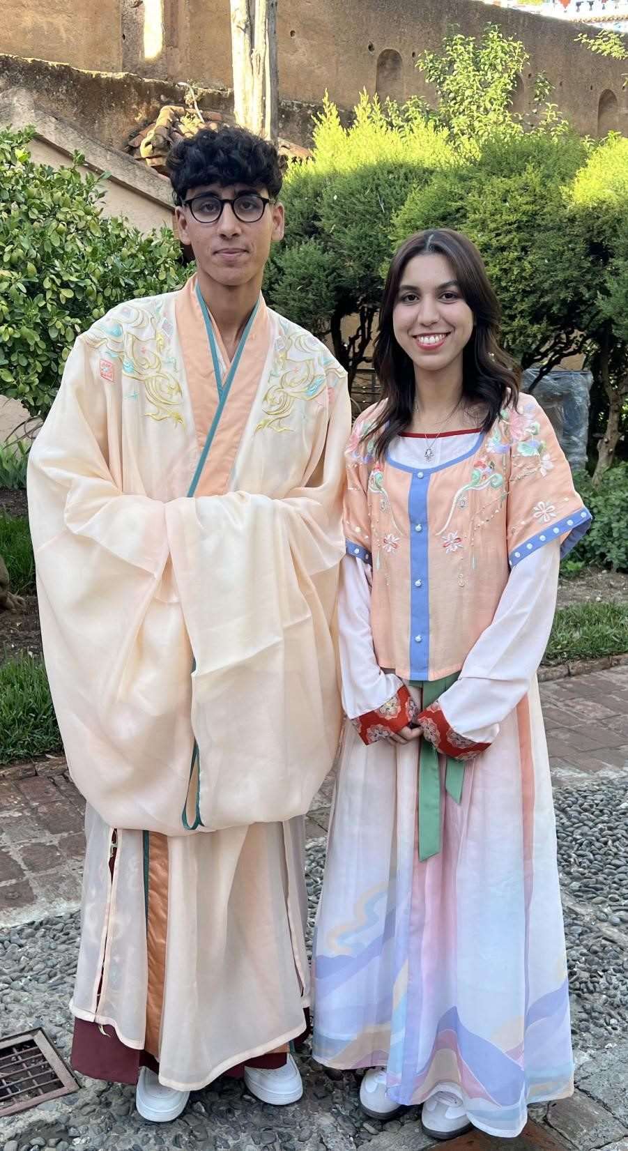 兩位青年試穿中國(guó)古代服裝。拉巴特中國(guó)文化中心供圖