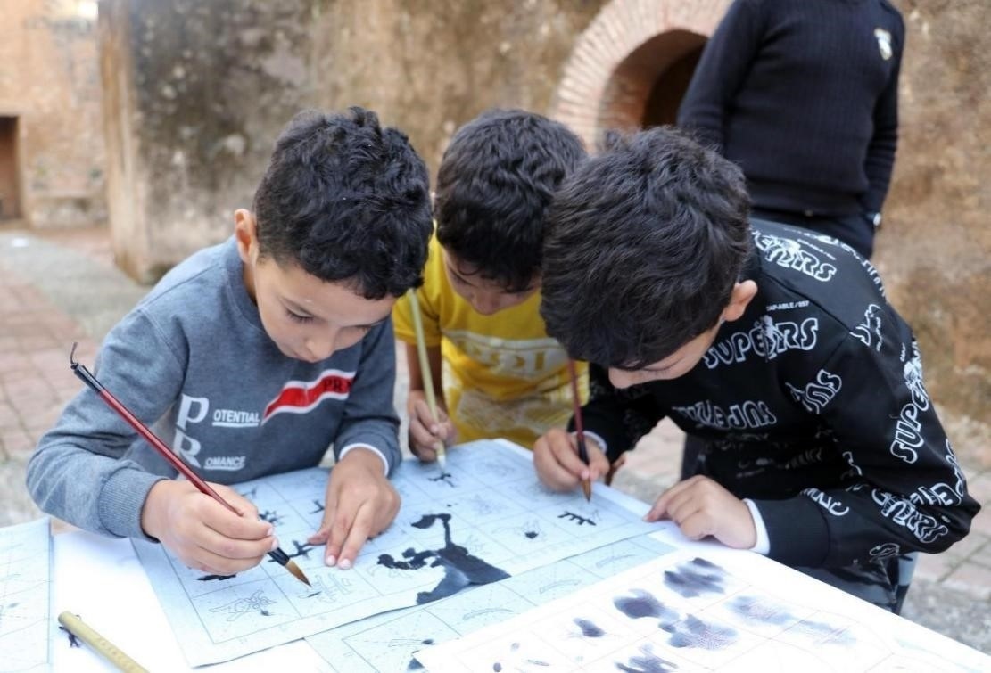 一起學(xué)書(shū)法。拉巴特中國(guó)文化中心供圖