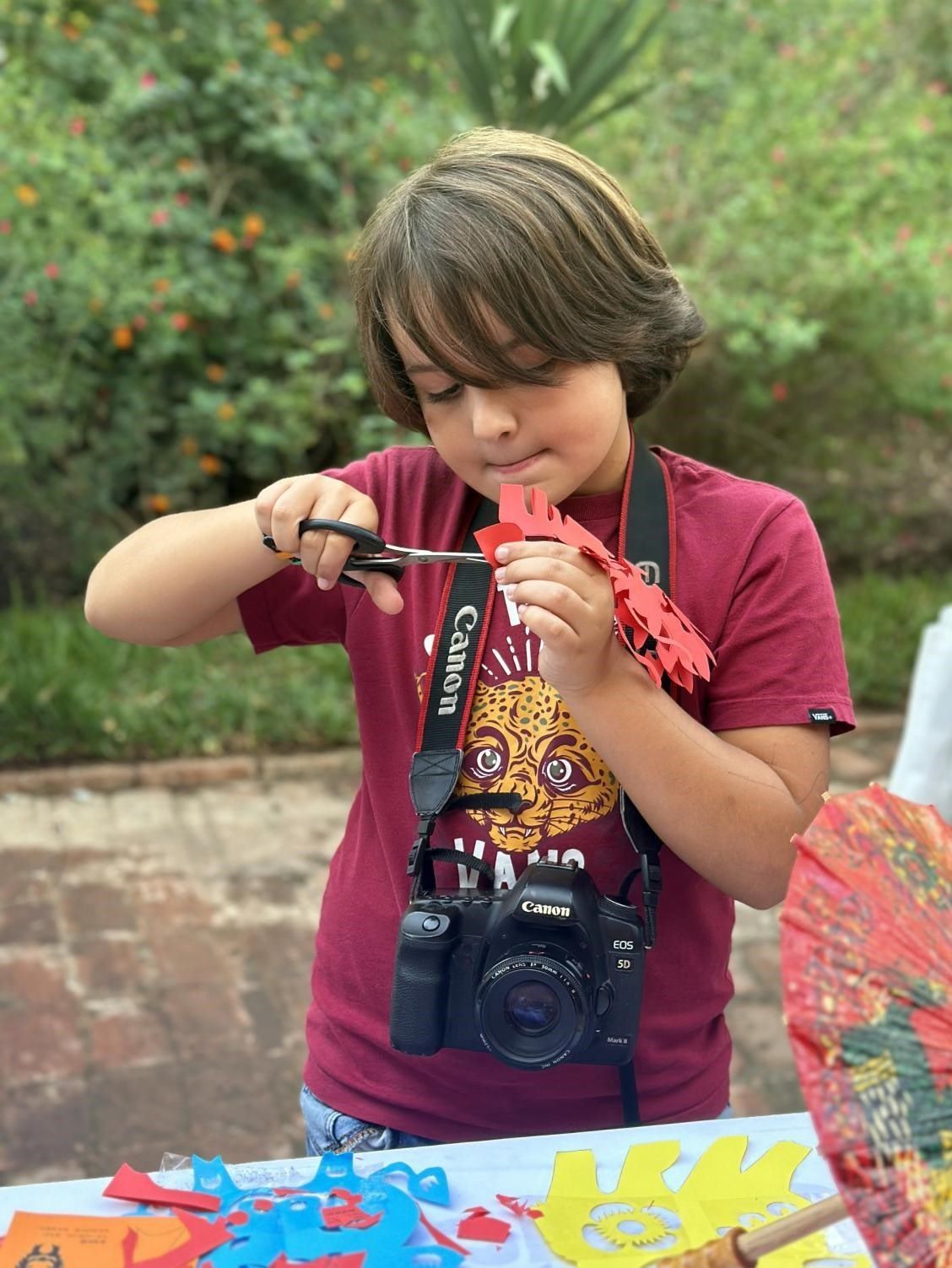 專心致志學(xué)剪紙。拉巴特中國(guó)文化中心供圖