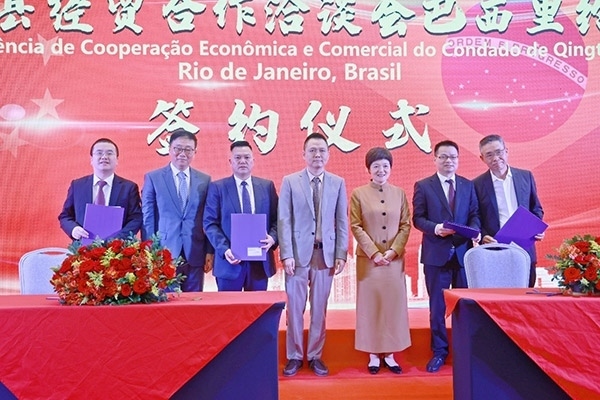 企業(yè)家在活動現(xiàn)場參與項(xiàng)目簽約儀式。人民網(wǎng)記者 陳海琪攝