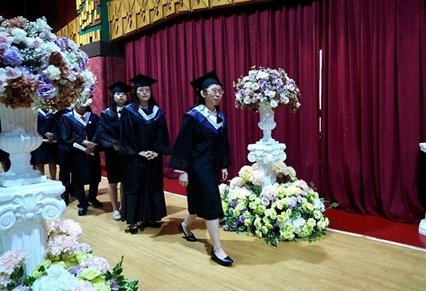 菲律賓岐黃中醫(yī)學院首屆12名畢業(yè)生順利獲得中醫(yī)相關(guān)執(zhí)業(yè)資格。人民網(wǎng)記者 樊帆攝