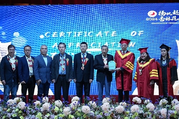 菲律賓首家中醫(yī)學院——岐黃中醫(yī)學院在馬尼拉舉行首屆畢業(yè)典禮。人民網(wǎng)記者 樊帆攝