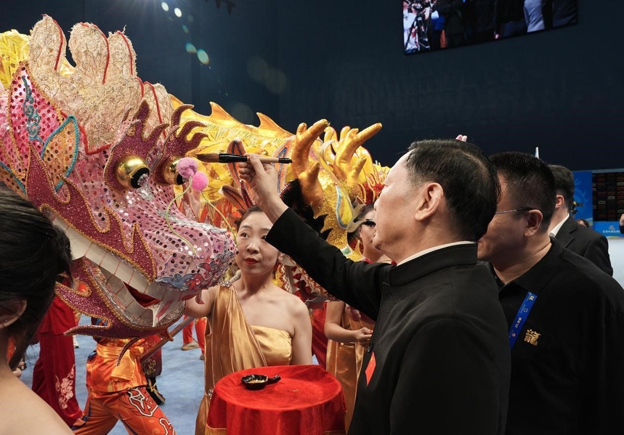 出席開賽儀式的領(lǐng)導(dǎo)及嘉賓共同為參賽龍獅隊點睛。（受訪者供圖）