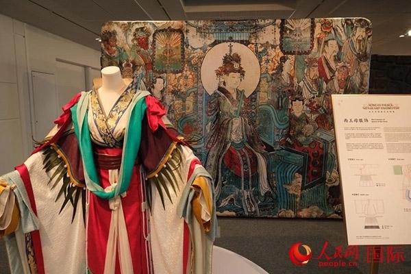 壁畫(huà)服飾的實(shí)物復(fù)刻展示。人民網(wǎng)記者 尚凱元攝