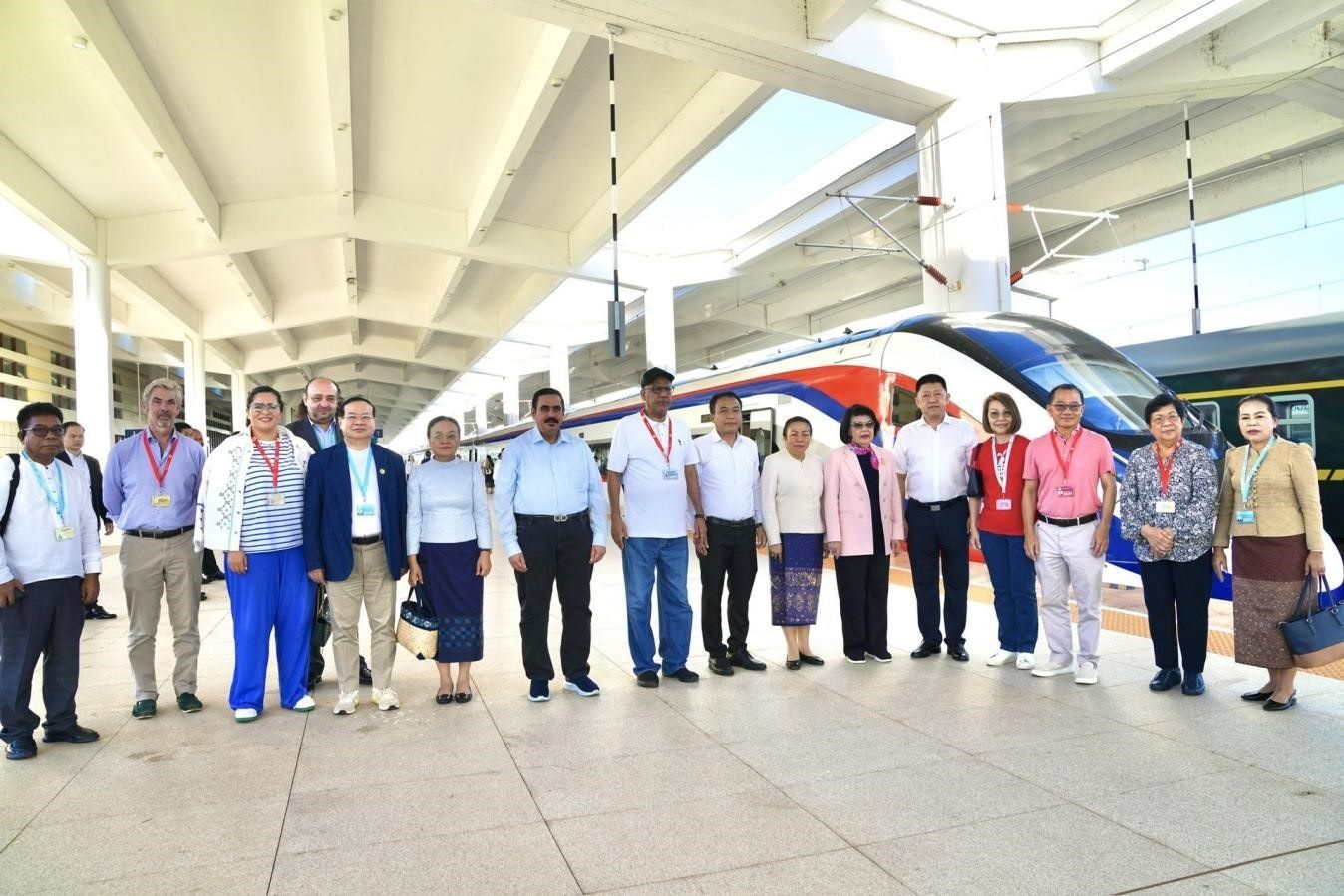 東盟議會聯(lián)盟大會代表團與中老鐵路“瀾滄號”動車合影留念。老中鐵路有限公司供圖
