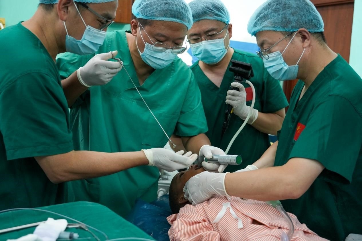 引起患兒窒息的異物被成功取出。中國援桑醫(yī)療隊供圖