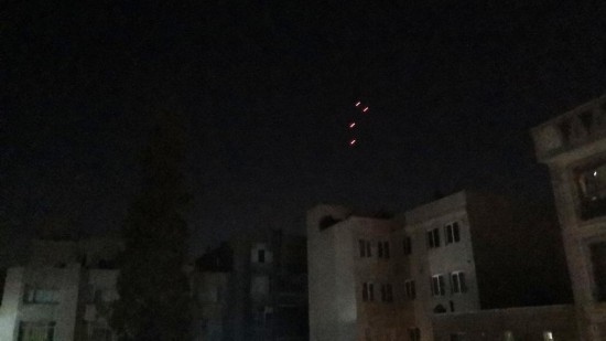  這是10月26日4點50分左右拍攝的德黑蘭市區(qū)。當(dāng)?shù)貢r間26日凌晨，新華社記者在伊朗首都德黑蘭多次聽到爆炸聲。新華社記者姚兵攝