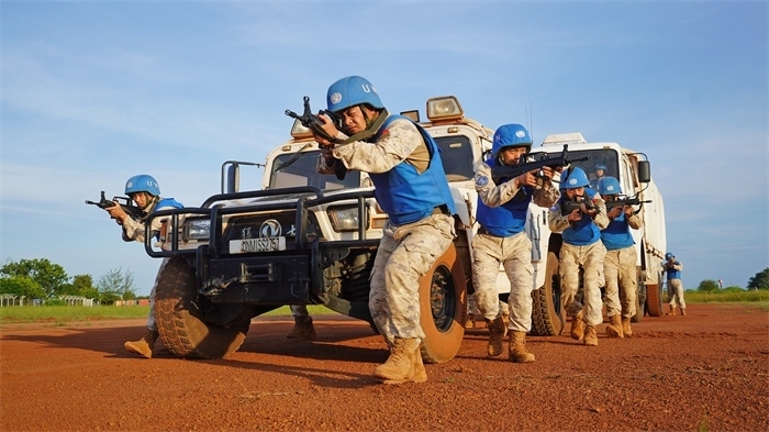 應(yīng)急分隊(duì)?wèi)?zhàn)術(shù)行進(jìn)。張洪奧攝