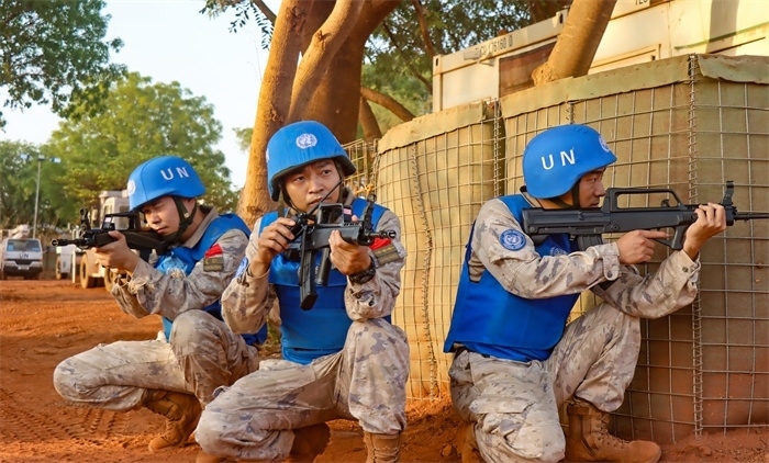 匯報(bào)一線偵察情況。王軍杰攝