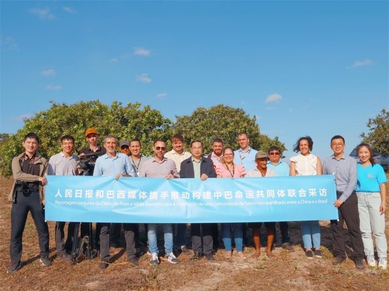 當(dāng)?shù)貢r(shí)間10月24日至25日，人民日?qǐng)?bào)社攜手巴西主流媒體在巴西東北部北里奧格蘭德州開展聯(lián)合采訪，拉開了以“攜手推動(dòng)構(gòu)建中巴命運(yùn)共同體”為主題的人民日?qǐng)?bào)和巴西媒體聯(lián)合采訪序幕。圖為參加聯(lián)合采訪的中巴兩國(guó)記者與受益于中國(guó)企業(yè)扶貧項(xiàng)目的若昂卡馬拉市民眾合影。 人民日?qǐng)?bào)和巴西媒體聯(lián)合采訪團(tuán)供圖