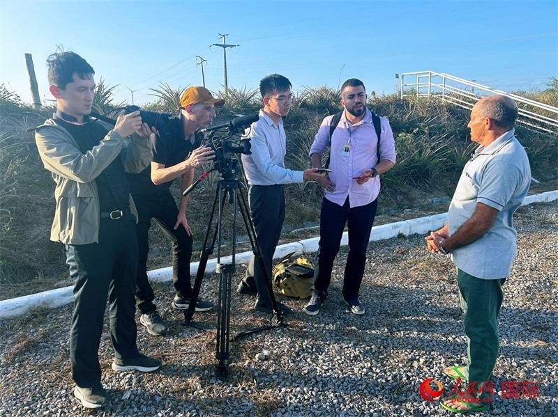 聯(lián)合采訪團(tuán)正在采訪因苦咸水淡化項(xiàng)目受益的當(dāng)?shù)孛癖?。人民網(wǎng)記者 陳一鳴攝