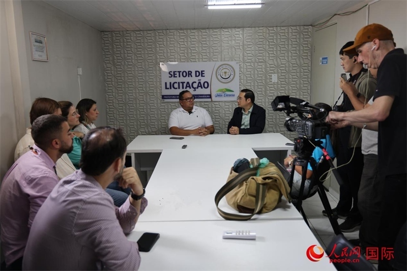 巴西東北部北里奧格蘭德州若昂卡馬拉市市長(zhǎng)馬諾埃爾·貝爾納接受聯(lián)合采訪團(tuán)采訪。 人民網(wǎng)記者 時(shí)元皓攝