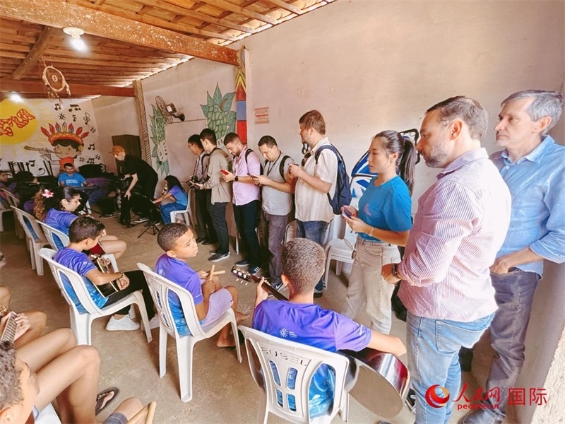  受益于中國(guó)企業(yè)的“青少年成長(zhǎng)”項(xiàng)目，700多名當(dāng)?shù)厍嗌倌甑囊魳泛妥闱驂?mèng)想插上了翅膀。圖為聯(lián)合采訪團(tuán)正在采訪參加音樂培訓(xùn)的孩子們。 人民網(wǎng)記者 陳一鳴攝