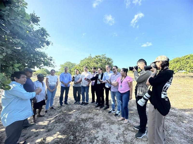 聯(lián)合采訪團(tuán)正在采訪中國(guó)企業(yè)在若昂卡馬拉市的扶貧開放項(xiàng)目 。孫佳攝