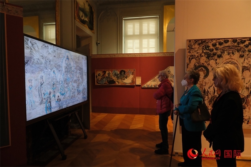 觀眾在展臺(tái)觀看錄像講解。人民網(wǎng)記者 尚凱元攝