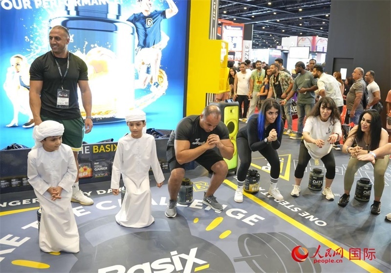 觀眾參加“蹲馬步”比賽。人民網(wǎng)中東中心分社塔里克·易卜拉欣攝