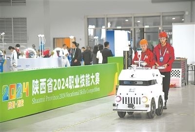 參賽選手在陜西省2024職業(yè)技能大賽新能源汽車智能化技術(shù)賽項(xiàng)比賽中。新華社記者 張博文攝