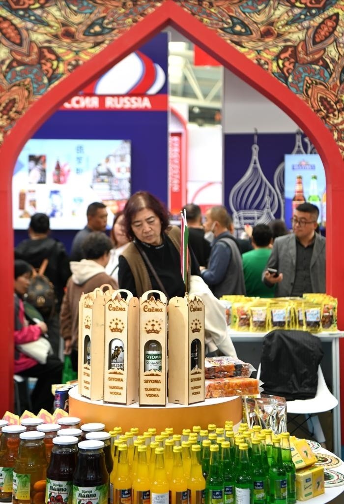 10月25日，觀眾在楊凌農高會上合組織國家農業(yè)展區(qū)了解農產品。新華社記者 鄒競一 攝