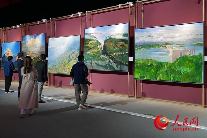 觀眾正在欣賞畫作。人民網(wǎng)記者 韋衍行攝