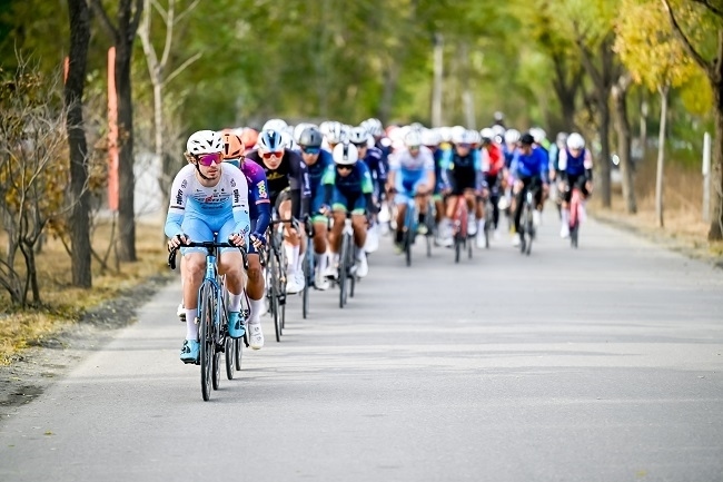 選手在比賽中展開(kāi)激烈角逐。主辦方供圖