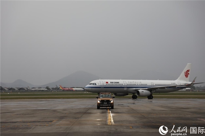 國航上海——河內首班飛機抵達河內內排機場。人民網(wǎng)記者 楊曄攝