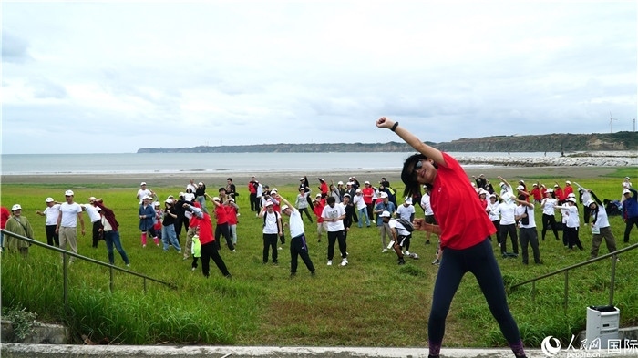 開跑前的熱身運動。人民網(wǎng) 蔣曉辰攝