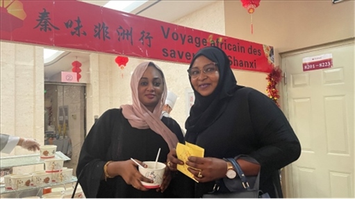 陜西涼皮+清真肉夾饃受到乍得友人歡迎。主辦方供圖