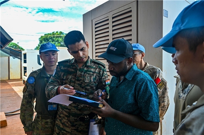核查發(fā)電設(shè)備。鄧原淘攝