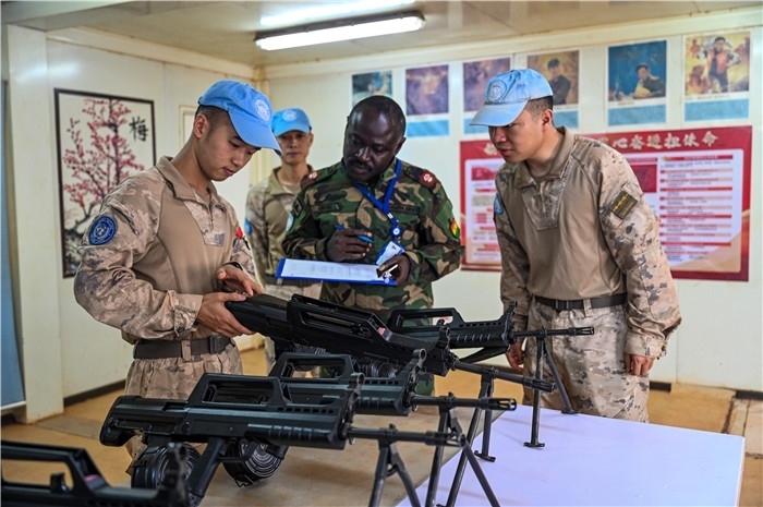 檢查槍支性能。孫千攝