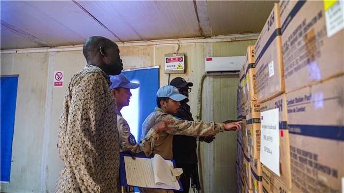 圖7.檢查給養(yǎng)物資。馬騫攝