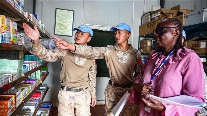 核查儲(chǔ)存藥品。王軍杰攝