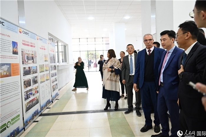 中企向阿爾及利亞大學(xué)捐贈(zèng)電教設(shè)備圖片展。人民網(wǎng)記者 郝瑞敏攝