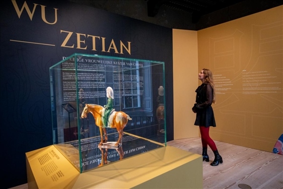 圖為觀眾在參觀“一代女皇武則天展”。（中華人民共和國駐荷蘭王國大使館供圖）