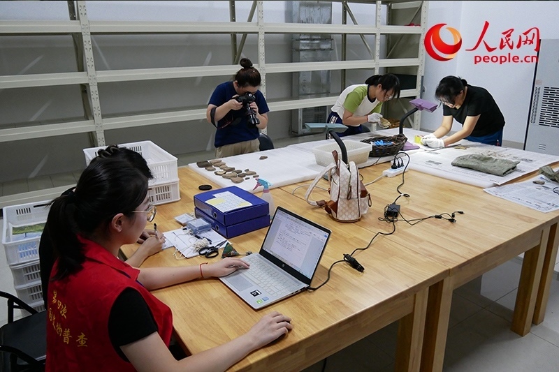 普查隊員們正在庫房內(nèi)工作。人民網(wǎng)記者 韋衍行攝