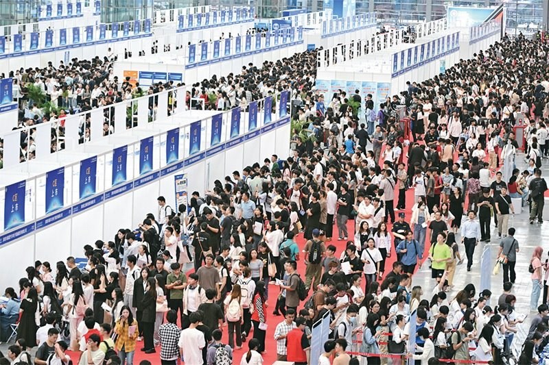 2024年10月12日，第28屆全國(guó)高校畢業(yè)生秋季就業(yè)雙選會(huì)在深圳會(huì)展中心舉辦。圖為雙選會(huì)現(xiàn)場(chǎng)。 中新社記者 陳文/攝