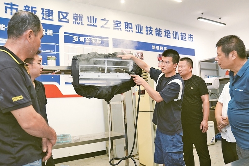 黨的二十屆三中全會(huì)強(qiáng)調(diào)，要健全終身職業(yè)技能培訓(xùn)制度。圖為2024年9月12日一位老師在給學(xué)員進(jìn)行家電清洗技術(shù)培訓(xùn)。 新華社記者 萬象/攝