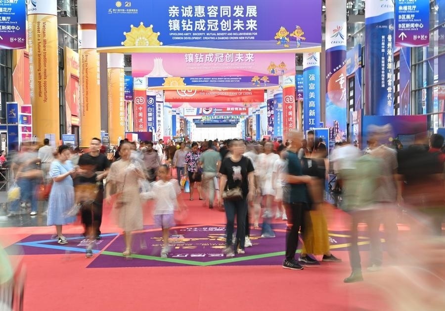 2024年9月28日，觀眾在廣西南寧市舉行的第21屆中國—東盟博覽會上參觀。新華社記者 周華 攝