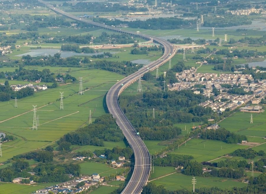 俯瞰四川天府新區(qū)至邛崍高速公路一角（2024年7月2日攝，無人機照片）。新華社記者 江宏景 攝