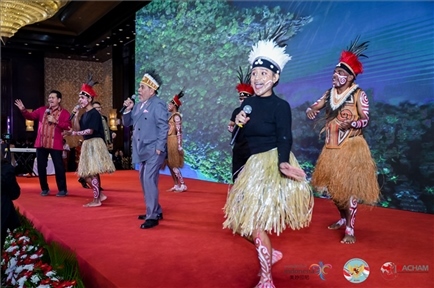 山東濟寧職業(yè)技術(shù)學校印尼巴布亞留學生演唱與大使一起演唱巴布亞傳統(tǒng)歌曲。印尼駐華大使館供圖