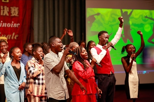 孔子學(xué)院的同學(xué)們演唱中文歌曲《明天會更好》。中國石油非洲公司供圖