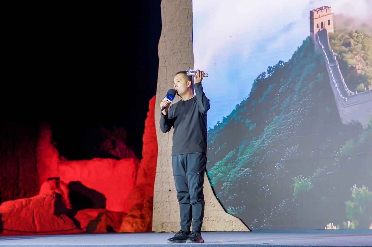 李剛在“何以中國·五星出東方”網(wǎng)絡(luò)主題宣傳活動(dòng)現(xiàn)場演講。人民視頻供圖