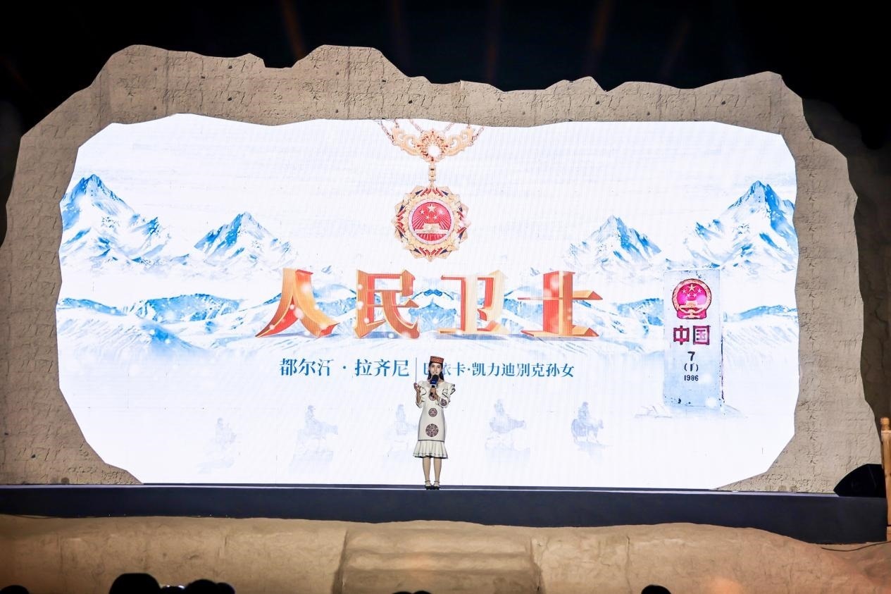 都爾汗·拉齊尼在“何以中國·五星出東方”網(wǎng)絡(luò)主題宣傳活動(dòng)現(xiàn)場演講。人民視頻供圖