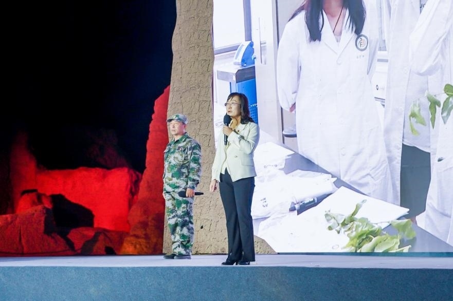 吳翠云（右一）在“何以中國·五星出東方”網(wǎng)絡(luò)主題宣傳活動(dòng)現(xiàn)場演講。人民視頻供圖