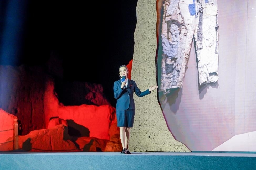 顧晨葉在“何以中國·五星出東方”網(wǎng)絡(luò)主題宣傳活動(dòng)現(xiàn)場演講。人民視頻供圖