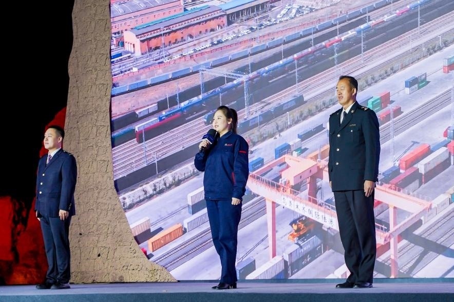 早吾扎?哈力賽（左二）在“何以中國·五星出東方”網(wǎng)絡(luò)主題宣傳活動(dòng)現(xiàn)場演講。人民視頻供圖