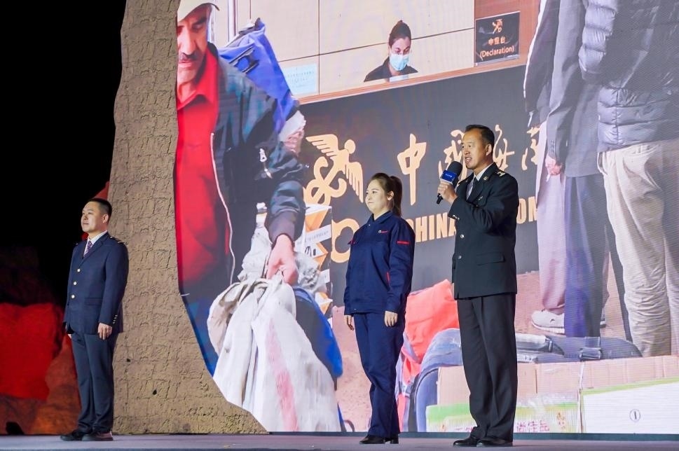 張曉波（右一）在“何以中國·五星出東方”網(wǎng)絡(luò)主題宣傳活動(dòng)現(xiàn)場演講。人民視頻供圖