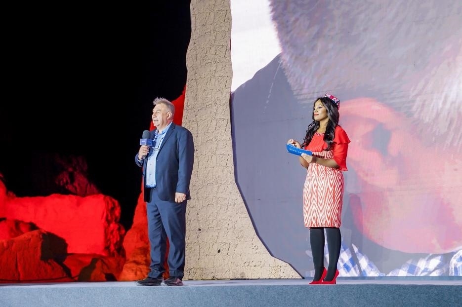 丹尼（左一）在“何以中國·五星出東方”網(wǎng)絡(luò)主題宣傳活動(dòng)現(xiàn)場演講。人民視頻供圖