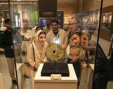 阿聯(lián)酋青年在良渚文化博物院參觀。中國銀行供圖