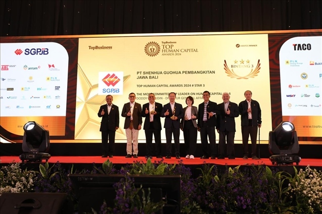 國能印尼爪哇發(fā)電公司董事長趙志剛（左四）與其他獲獎?wù)吆嫌?。國能印尼爪哇發(fā)電公司供圖