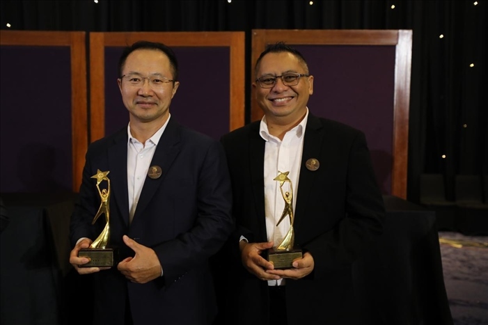 趙志剛與多迪獲獎后合影。國能印尼爪哇發(fā)電公司供圖